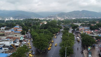 Paso internacional Simón Bolívar; a la derecha hay imágenes de la zona donde hay "trochas", los pasos peatonales por donde pasa el contrabando.