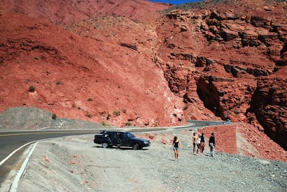 El paso de San Francisco es importante paso internacional, con asfalto del lado argentino, ripio del lado chileno y vistas panormicas durante todo el recorrido.