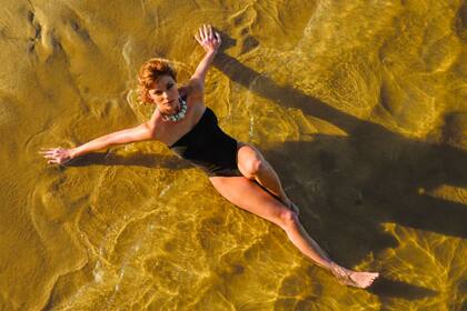 Pasó unos días en Punta del Este, donde recibió el Año Nuevo. Durante la producción de fotos en las playas de la zona de Santa Mónica, camino a José Ignacio, deslumbró con su frescura y sensualidad. “¿Si me veo parecida a mamá? Creo que soy la viva imagen de ella cuando era joven”.