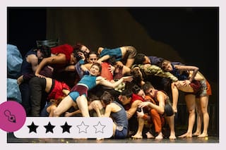 “Pasos en la noche (2025)“: la potencia del Ballet del San Martín sostiene una propuesta sumamente endeble