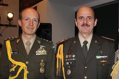 Pasqualini (izquierda) asumió hoy como el nuevo jefe del Ejército.