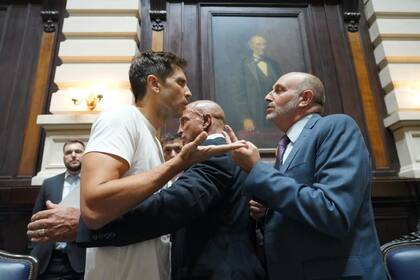 Passaglia y Guerrera, en plena discusión en el estrado de la Cámara de Diputados provincial, al filo de la medianoche del miércoles