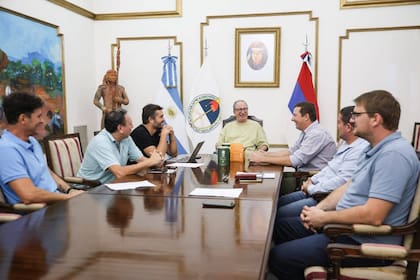 Passalacqua junto al productor Fernando Haddad, Ricardo Maciel (director del INYM por Misiones), Facundo Sartori (ministro del Agro), Renzo Klimiuk y Denis Bochert (cooperativista y exdirector del INYM). El gobernador quiere impulsar a las empresas a que vuelvan a intentar conquistar el mercado de la India, aprovechando esta vez una popularidad mundial que la yerba no tenía hace siete años, cuando desembarcaron las primeras misiones comerciales