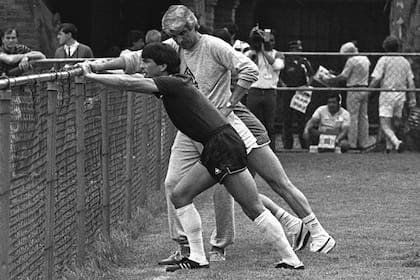 Passarella, con el doctor Raúl Madero, tratando de ponerse en forma luego de sufrir la intoxicación