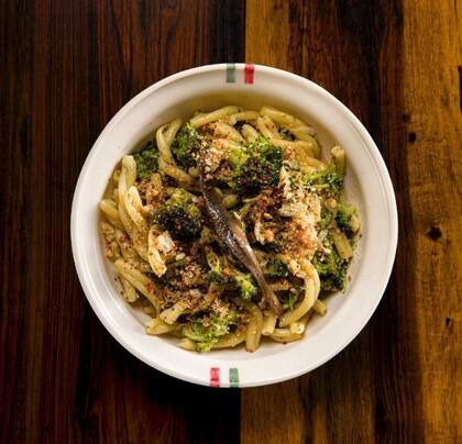 Pasta Caserecce: con anchoas de Mar del Plata, brócoli y ajo de la provincia de Buenos Aires, ají de Salta y formaggio dei poveri.