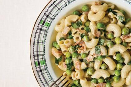 Pasta con crema de arvejas y menta