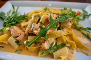 Pasta con salmón y espárragos