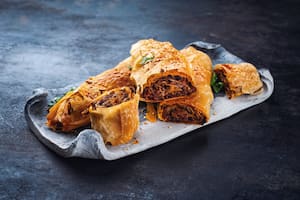 Pastel arrollado de carne o borek