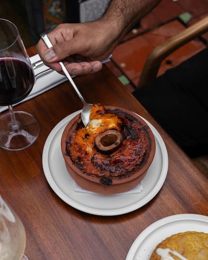 Pastel de boniato relleno de osobuco, cebollas, pimiento y queso cuartirolo, en Abreboca.