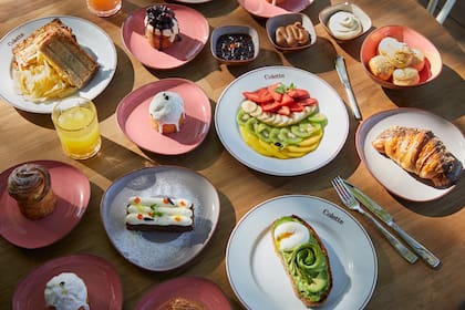 Pastelería francesa, platos de frutas y sándwiches, entre otras opciones. También se puede almorzar.