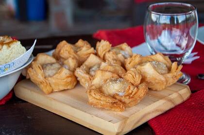 Pastelitos, una de las especialidades de Reina, junto con su guiso carrero