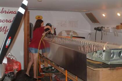 Pasterski siguió paso a paso la contrucción del avión en el garaje de su casa. Aquí tenía 13 años