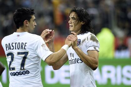 Pastore festeja con el uruguayo Cavani en el triunfo del PSG