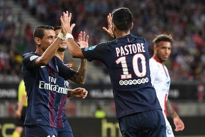 Pastore festeja su gol con Di María