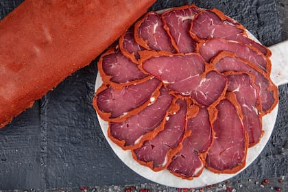 Pastrami macerado con salitre.