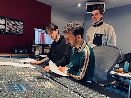 Pat junto a los chicos de Rose Rose (Foto: Pat Álvarez prensa)