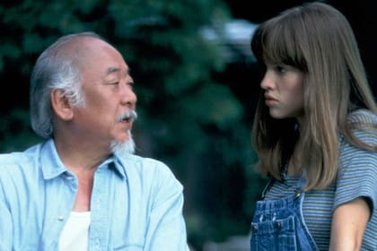 Pat Morita y Hilary Swank en una escena de Karate Kid 4: la nueva misión