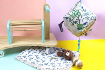 Pata Pata $1650 de Toco Madera / Cubo enorme $800 de Wstore / Mantita $350 y sonajero de Pilina Mia