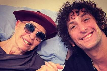 Pata Villanueva posó junto a su hijo Roberto en medio de su rehabilitación