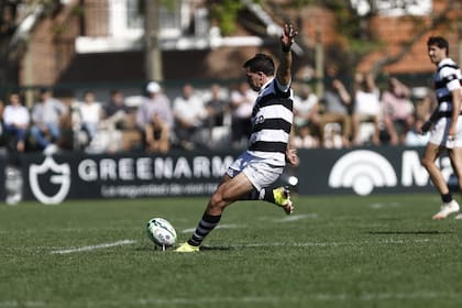 Patada de Juan Akemeier a los palos para CASI, que con el éxito sobre Newman quedó cerca de garantizarse el primer puesto de la etapa regular.