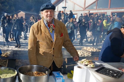 Francis Mallmann en una de sus presentaciones al aire libre