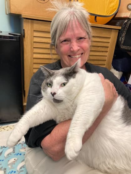 Patches fue adoptado y su nueva dueña compartió su primera fotografía juntos