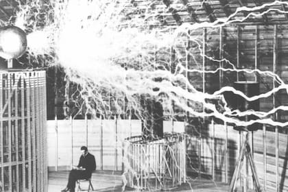 Patentó el campo magnético rotativo y creó el sistema trifásico, base de la distribución eficiente de energía