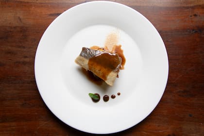 Patí y batata asada con salsa de pescado y Pitanga; salsa de ubajay fermentado y polvo de hongos.