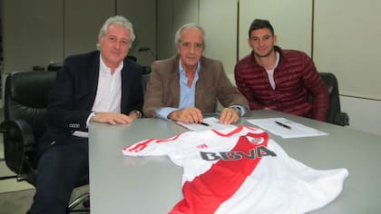 Patianan, D''Onofrio y Alario, en la firma del contrato del delantero