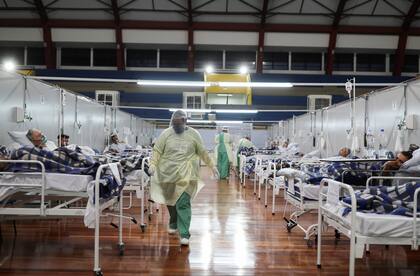 Patients suffering from the coronavirus disease (COVID-19) are treated at a field hospital set up at a sports gym, in Santo Andre, Sao Paulo state, Brazil, May 6, 2020. Picture taken May 6, 2020. REUTERS/Amanda Perobelli
