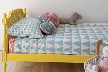 Patinar los muebles ya no está tan en boga. Lo mismo que pintarlos de blanco brillante, como se hizo en la ola Shabby Chic. Una solución original para una clásica camita provenzal.