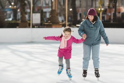 Patinar sobre hielo en familia es una excelente actividad para la temporada invernal en Chicago (Archivo)