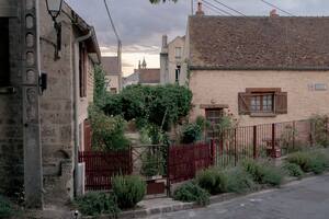 Patio cerrado en Auvers-sur-Oise, Francia, donde Vincent Van Gogh pasó sus últimos días: una batalla legal en curso —entre la ciudad y los propietarios del terreno donde se encuentran las raíces de los árboles que inspiraron la última pintura del holandés— ensombreció la ciudad de 7.000 habitantes, donde el turismo artístico es un gran negocio que cobra impulso en primavera
