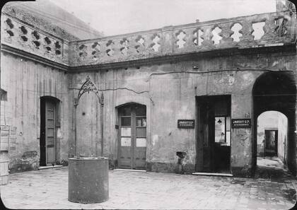 Patio con aljibe, rastro de un pasado colonial que se perdió en la ciudad, en una casona de Reconquista y Sarmiento. 1911.