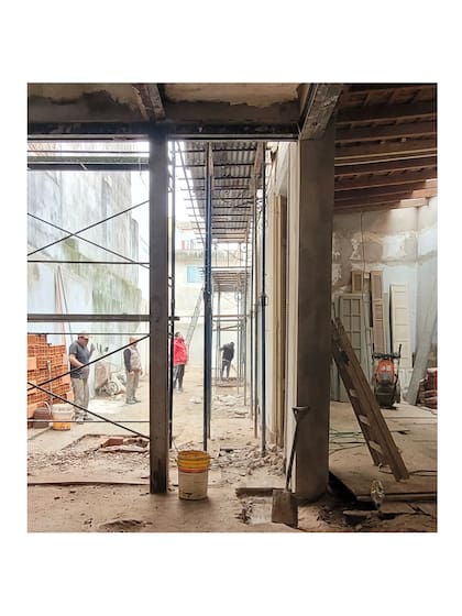 Patio despejado, colocación de nuevos pisos exteriores e interiores, remoción de cielos rasos, restauración de postigos... Y sigue la lista de un enorme trabajo muy bien orquestado