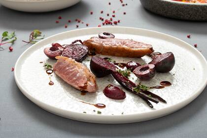 Pato con remolacha usada como un puré cremoso; licuando remolacha cocida y reducción balsámica. Entera y cocida al horno envuelta en aluminio; y como una salsa; licuando la salsa ponzu y remolacha cocida.