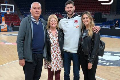 Pato en familia; los padres del marplatense viven en Vitoria, donde él jugó por Baskonia, y donde los Garino tienen casas de empanadas.