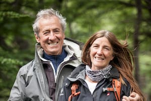 Pato García e Ivor Matovic, propietarios de Aguas Arriba Lodge, sobre el Lago del Desierto.