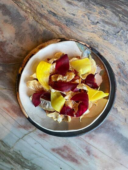 Pato, horseradish y raíces, uno de los nuevos platos de Olluco.