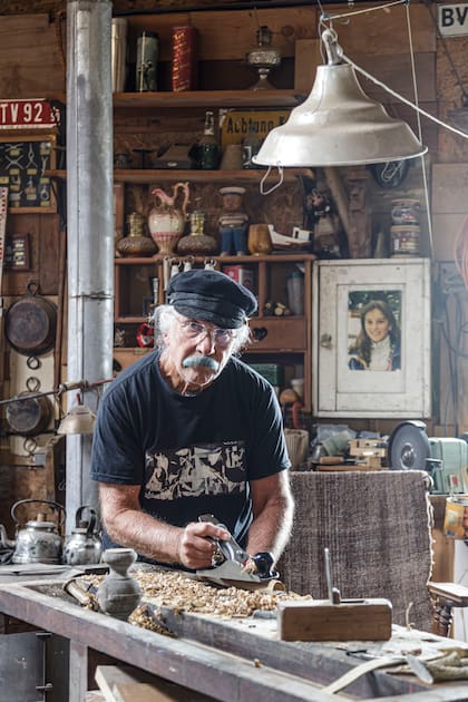 Pato Susini, en pleno trabajo de la madera.