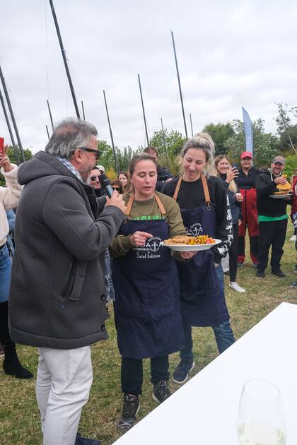 Pato y Romi: a Las Chicas de la 3 les pasó de todo, pero llegaron con sus marineras fritas y la ensalada de mil tomates.