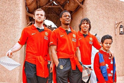 En una ocasión, Patrice Evra dijo que se sentía "como Brad Pitt" entre Wayne Rooney y Carlos Tevez. Crédito: Instagram