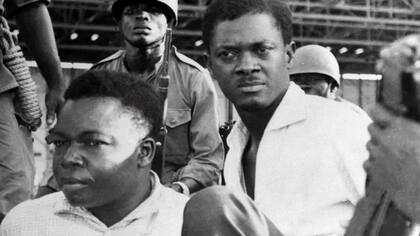 Patrice Lumumba (derecha) y su aliado Joseph Okito (izquierda) fueron arrestados en diciembre de 1960