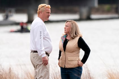 Patricia Arquette junto a Jason Clarke, quien interpreta a su manipulador marido