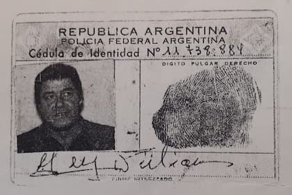 Patricia aún guarda algunos documentos de Guy, como su cédula, llena de errores