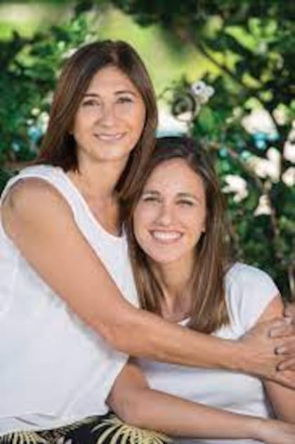 Patricia Blanco y Paula Roccuzzo, madre y hermana de Antonela, en una producción fotográfica para ¡HOLA! Argentina