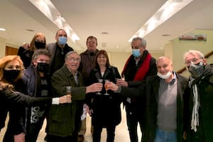 Patricia Bullrich acompañada de Fernando Iglesias, Maximiliano Guerra, Facundo Suarez Lastra y Hernán Lombardi fue al Multiteatro a ver la obra de teatro El Acompañamiento donde actua Brandoni