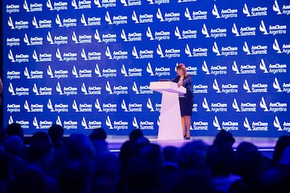 Patricia Bullrich al disertar en AmCham