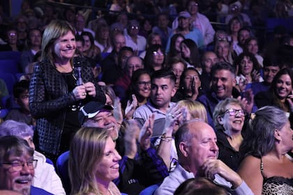 Patricia Bullrich celebró su propia imitación en su visita al teatro Roxy
