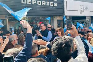 Patricia Bullrich, de recorrida por la peatonal de Villa María, en Córdoba